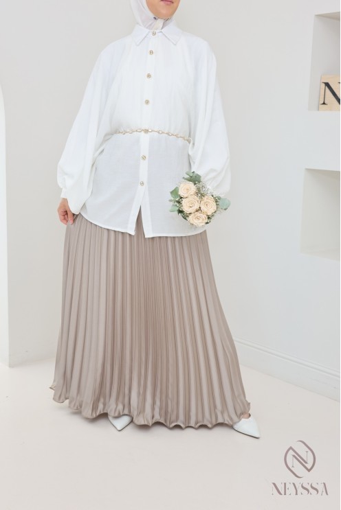 langer ausgestellter Satinplissee, bescheidener Stil Hijabi-Outfit