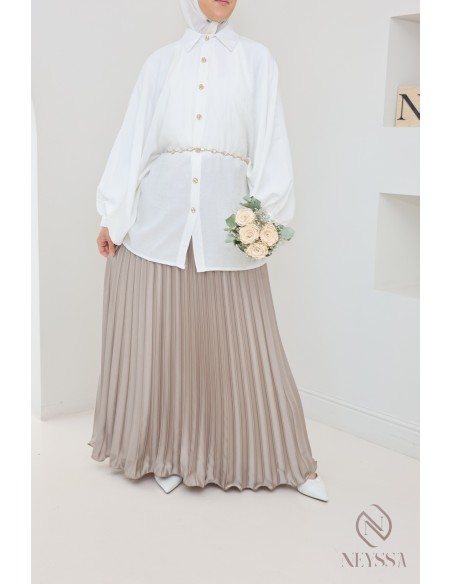 langer ausgestellter Satinplissee, bescheidener Stil Hijabi-Outfit