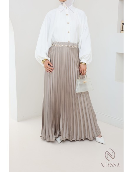 langer ausgestellter Satinplissee, bescheidener Stil Hijabi-Outfit