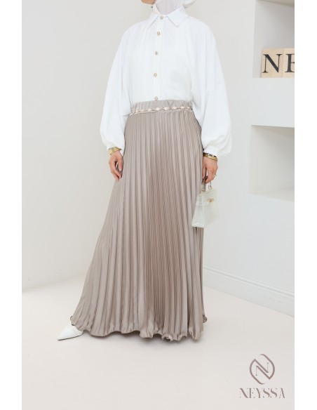 langer ausgestellter Satinplissee, bescheidener Stil Hijabi-Outfit