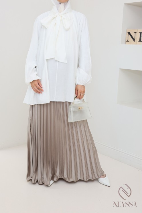 langer ausgestellter Satinplissee, bescheidener Stil Hijabi-Outfit