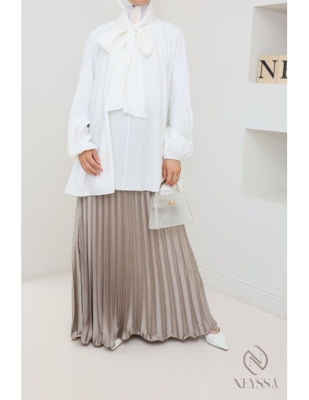 langer ausgestellter Satinplissee, bescheidener Stil Hijabi-Outfit