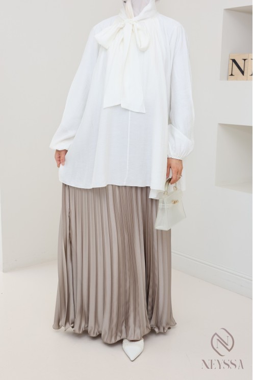 langer ausgestellter Satinplissee, bescheidener Stil Hijabi-Outfit