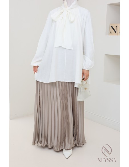 langer ausgestellter Satinplissee, bescheidener Stil Hijabi-Outfit