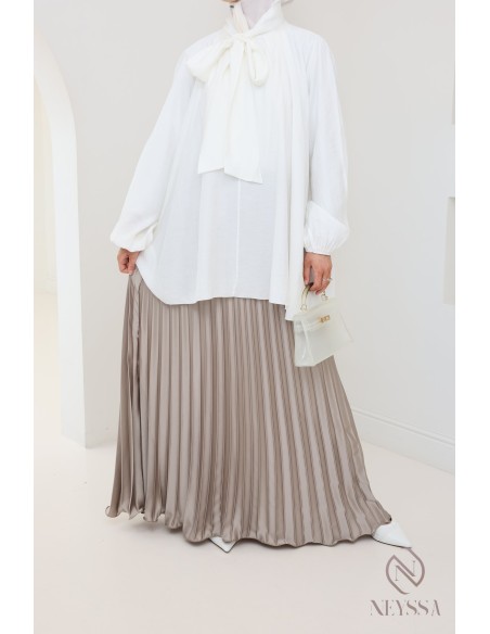 langer ausgestellter Satinplissee, bescheidener Stil Hijabi-Outfit