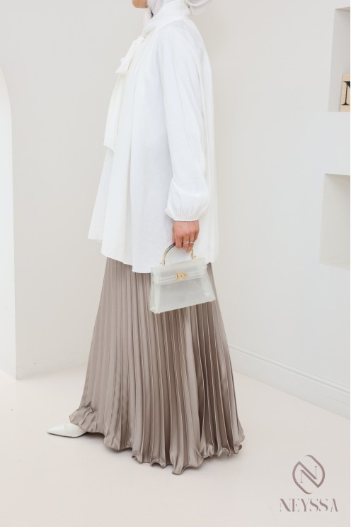 langer ausgestellter Satinplissee, bescheidener Stil Hijabi-Outfit