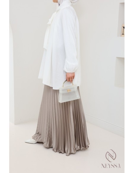 langer ausgestellter Satinplissee, bescheidener Stil Hijabi-Outfit