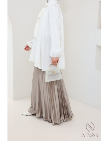 langer ausgestellter Satinplissee, bescheidener Stil Hijabi-Outfit