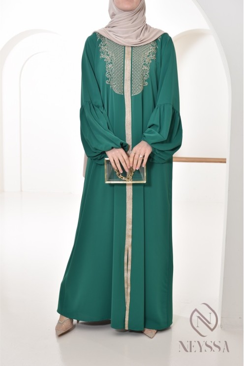 Abaya Aïd style caftan avec broderies dorées et manches bouffantes.