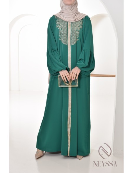 Abaya Aïd style caftan avec broderies dorées et manches bouffantes.