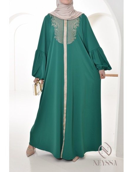 Abaya Aïd style caftan avec broderies dorées et manches bouffantes.