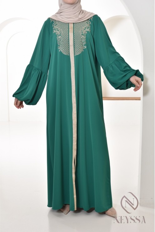 Abaya Aïd style caftan avec broderies dorées et manches bouffantes.