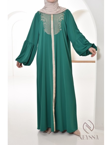 Abaya Aïd style caftan avec broderies dorées et manches bouffantes.