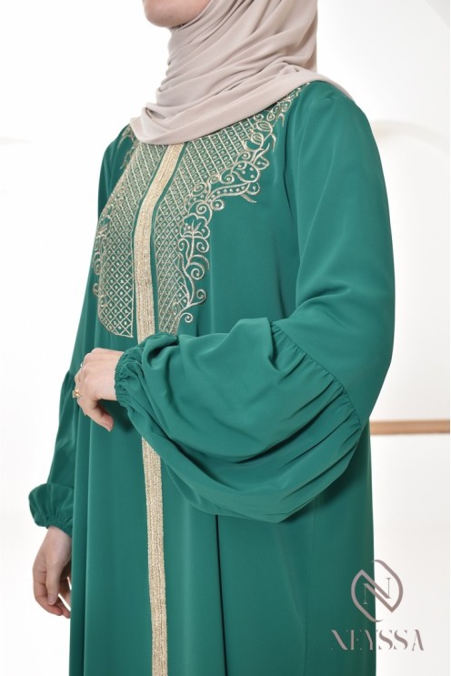 Abaya Aïd style caftan avec broderies dorées et manches bouffantes.