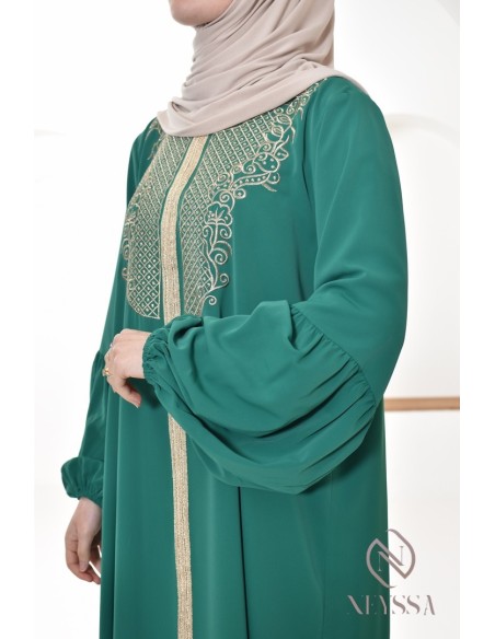 Abaya Aïd style caftan avec broderies dorées et manches bouffantes.
