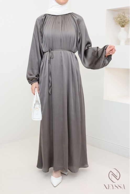 Robe longue satinée manches bouffantes femme hijabi moderne