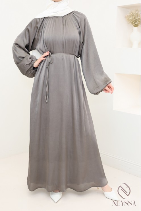 Langes satiniertes Kleid mit Puffärmeln Frau Hijabi modern