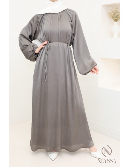 Robe longue satinée manches bouffantes femme hijabi moderne
