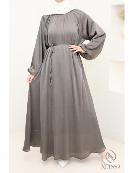Robe longue satinée manches bouffantes femme hijabi moderne