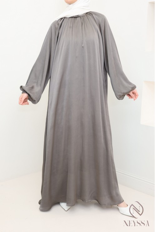 Langes satiniertes Kleid mit Puffärmeln Frau Hijabi modern