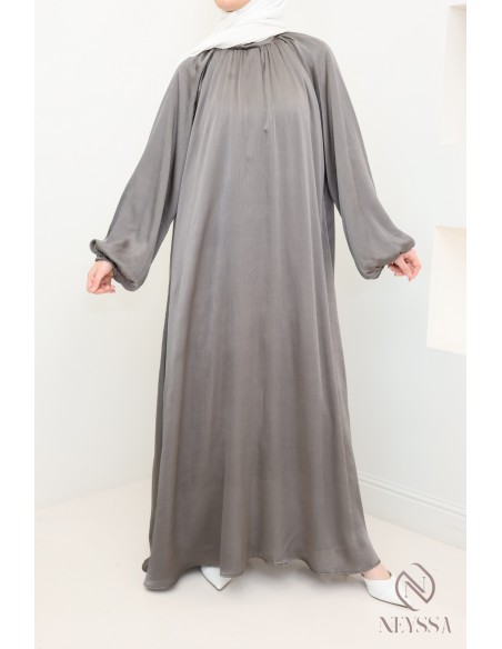 Robe longue satinée manches bouffantes femme hijabi moderne