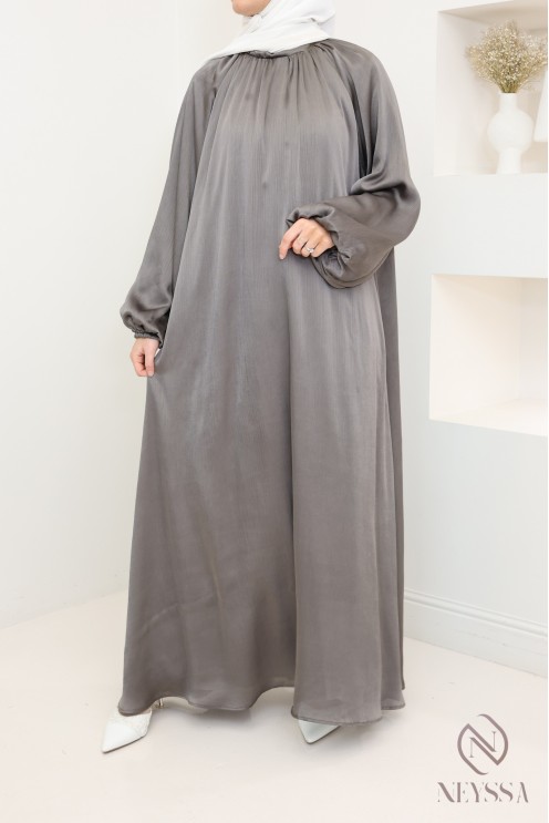 Robe longue satinée manches bouffantes femme hijabi moderne