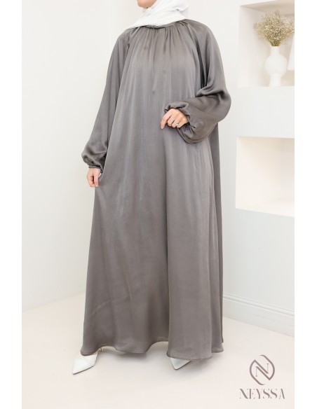 Robe longue satinée manches bouffantes femme hijabi moderne