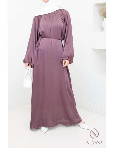 Robe longue satinée manches bouffantes femme hijabi moderne