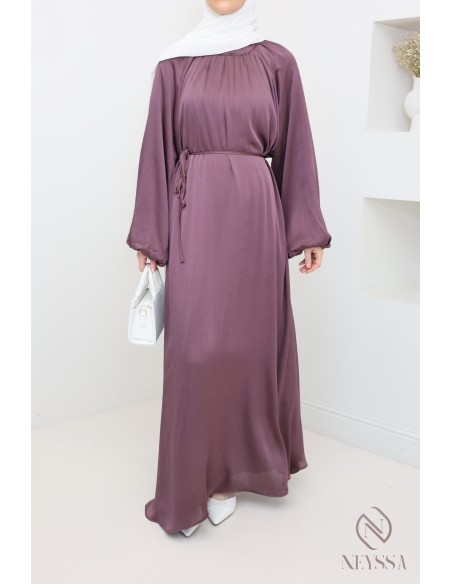 Robe longue satinée manches bouffantes femme hijabi moderne