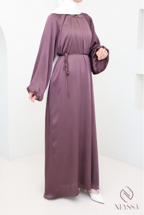 Langes satiniertes Kleid mit Puffärmeln Frau Hijabi modern
