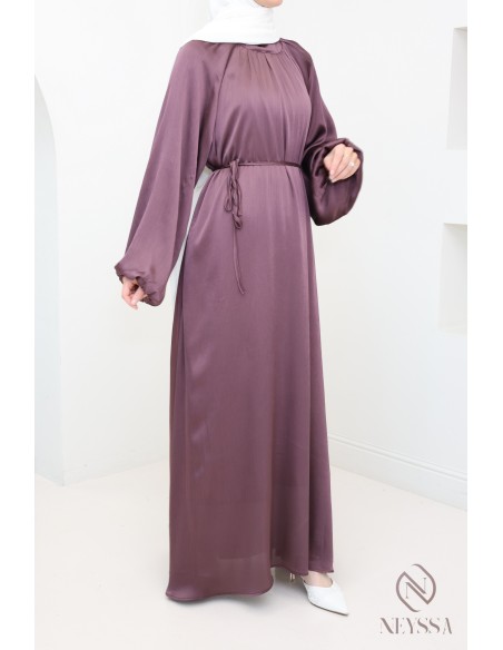 Langes satiniertes Kleid mit Puffärmeln Frau Hijabi modern