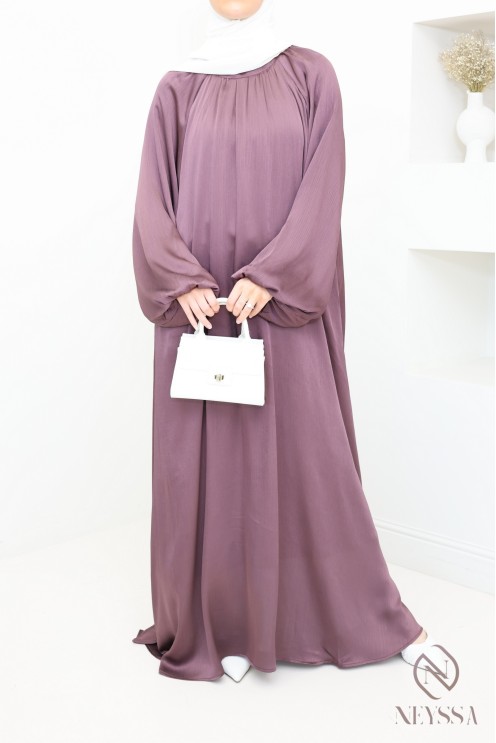 Langes satiniertes Kleid mit Puffärmeln Frau Hijabi modern