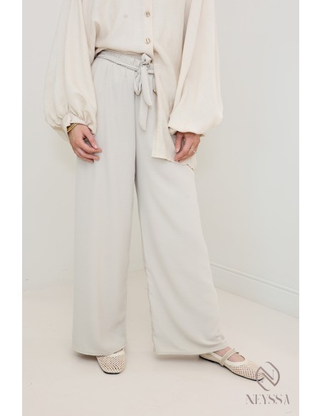 Weite Jazzhose mit elastischem Bund und Schleife auf der Vorderseite.