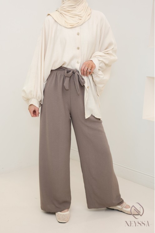 Weite Jazzhose mit elastischem Bund und Schleife auf der Vorderseite.