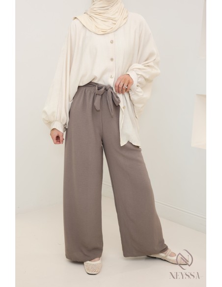 Weite Jazzhose mit elastischem Bund und Schleife auf der Vorderseite.