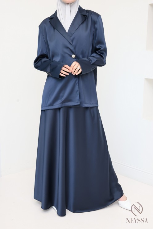 Zweiteiliges Set aus Blazerjacke und langem, ausgestelltem Rock.