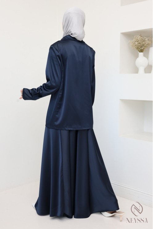 Zweiteiliges Set aus Blazerjacke und langem, ausgestelltem Rock.