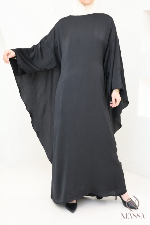 Satiniertes, langärmeliges Kleid mit Cape, elegantes Outfit.