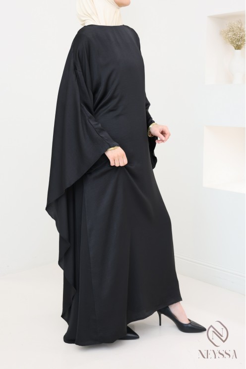 Satiniertes, langärmeliges Kleid mit Cape, elegantes Outfit.