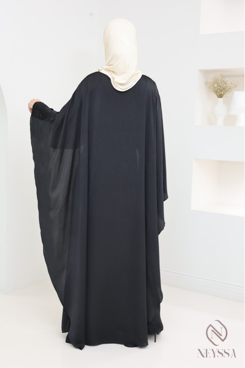 Satiniertes, langärmeliges Kleid mit Cape, elegantes Outfit.