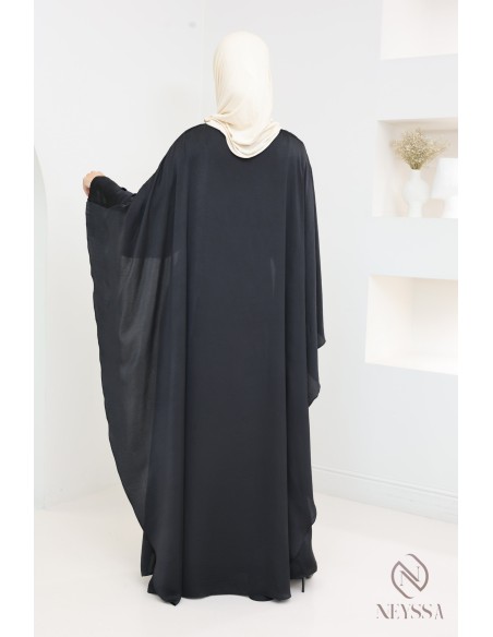 Satiniertes, langärmeliges Kleid mit Cape, elegantes Outfit.