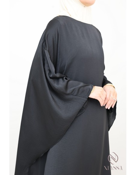 Satiniertes, langärmeliges Kleid mit Cape, elegantes Outfit.
