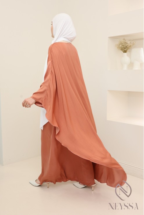 Satiniertes, langärmeliges Kleid mit Cape, elegantes Outfit.