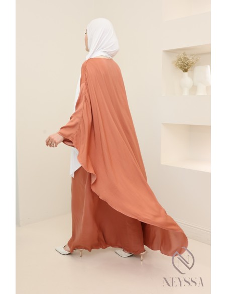 Satiniertes, langärmeliges Kleid mit Cape, elegantes Outfit.