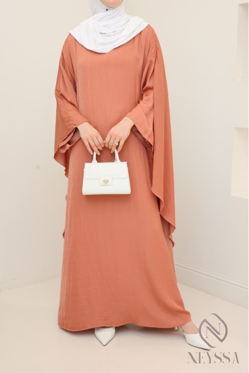 Satiniertes, langärmeliges Kleid mit Cape, elegantes Outfit.