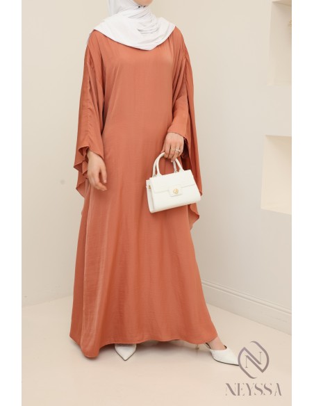 Satiniertes, langärmeliges Kleid mit Cape, elegantes Outfit.