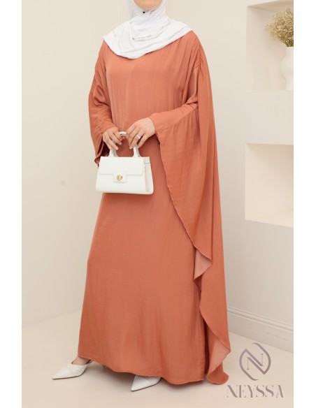 Satiniertes, langärmeliges Kleid mit Cape, elegantes Outfit.