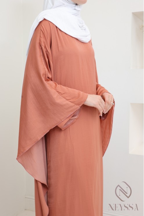Satiniertes, langärmeliges Kleid mit Cape, elegantes Outfit.