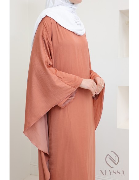 Robe longue satinée manches longues avec cape, tenue élégante