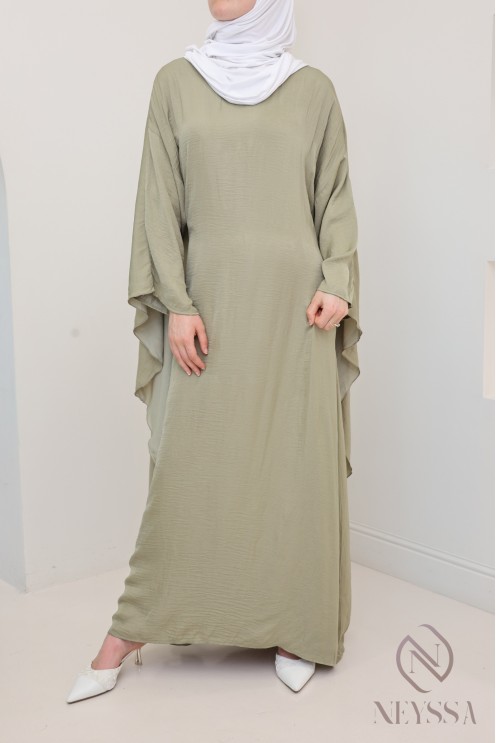 Robe longue satinée manches longues avec cape, tenue élégante